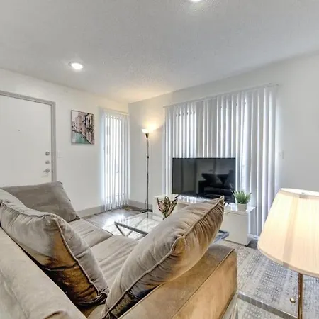 Lux Suite /King Bed /Free Parking/Pool/First Floor